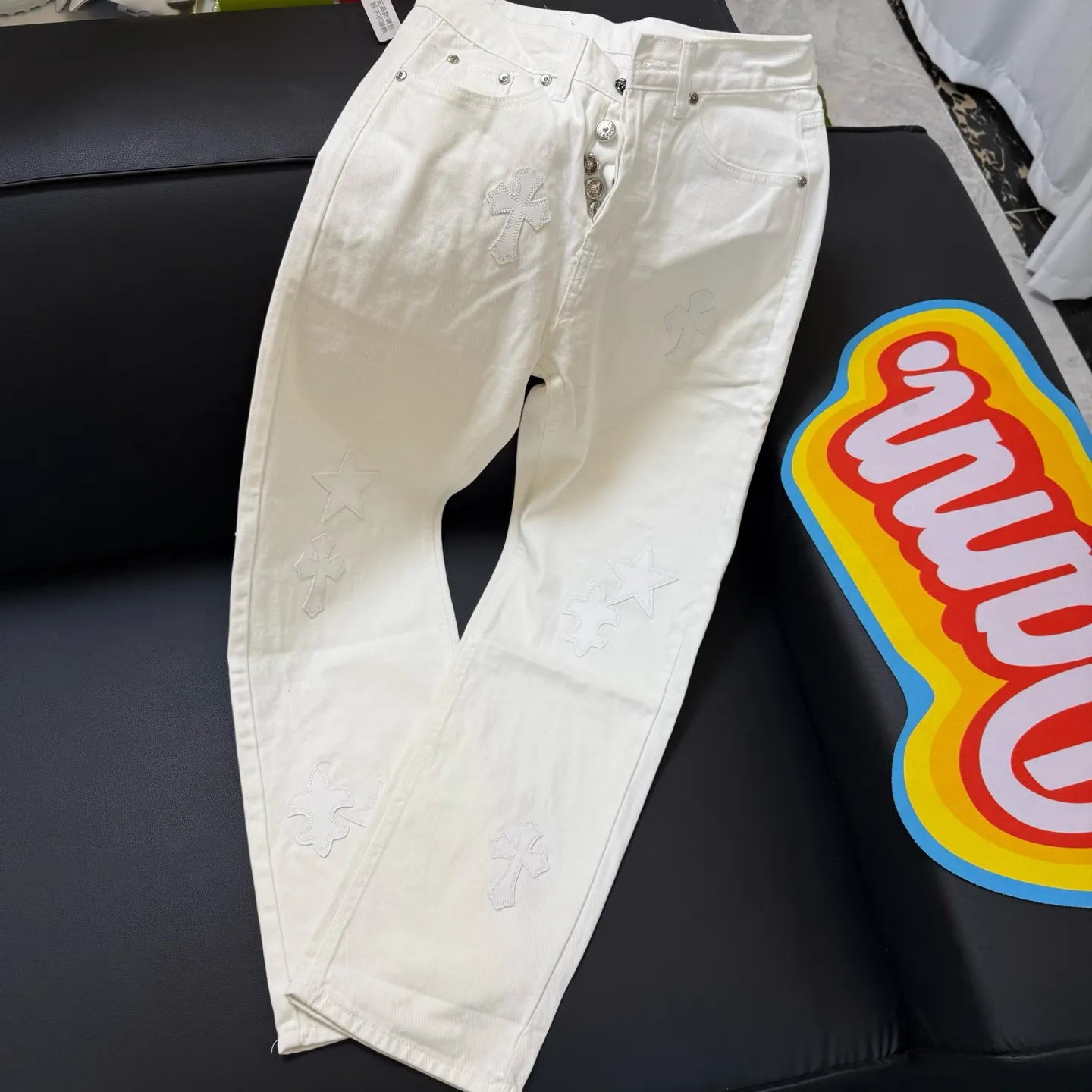 P280 Style number: D345 Chrome Hearts Chrome Hearts Star Series White Bull King Size: 28, 30, 32, 34 (S-XL) Color: White Size reference: Pants length 100 102 104 106 106 Waist 72 76 80 84 88 Recommended weight S (about 110 pounds) M (about 140 pounds) L (about 140 pounds) XL (around 165)
